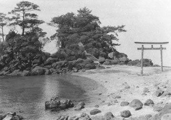 昭和４６年、鹿屋市の荒平天神。紙面によると「ここの海岸は一昔前まで肝付地方の人々にとって唯一の海水浴場だったが、プールやマイカーの増加などでさびれてしまった」と報じている。