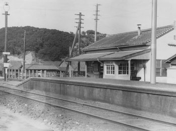 昭和４３年、鹿屋市の高須駅。「冬場は人影もまばらだが、夏の海水浴シーズンはどっとにぎわう。昨シーズンで４万９１０人の乗降客があり、駅員さんはてんてこまいの忙しさ」と紙面は報じている。