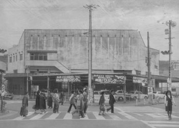昭和５１年１１月、鹿屋市の旧バスセンター。当時の紙面は「バスセンター跡は市内目抜き通りの中心部にあり、４年近く放置された格好。老朽化が著しく、美しくなる町並みに“逆行”している状態」と報じている。