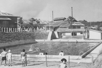 昭和３１年８月、完成した鹿屋小学校のプール。当時の紙面は「シャワー施設や脱衣所を完備した立派な２５メートルプールが完成。同月十日にプール開きが行われた」と報じている。