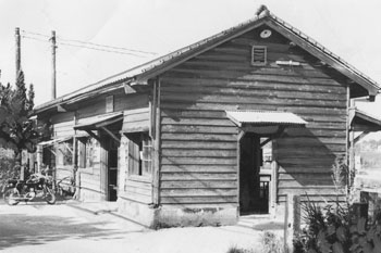 昭和４５年８月、旧串良町の串良駅。紙面は「同駅は隣の東串良駅との間が６００メートルと、日本一短いことで有名。機関車に乗り遅れた人が東串良駅で飛び乗って間に合うということもあった」と報じている。