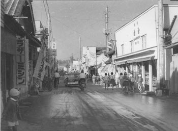 昭和３６年１０月、旧高山町の中心街。当時の紙面は「同町はことし町制施行三十周年。中心街は日一日と近代美を備えて“あすの営農先進地”をめざし力強く前進している」と伝えている。