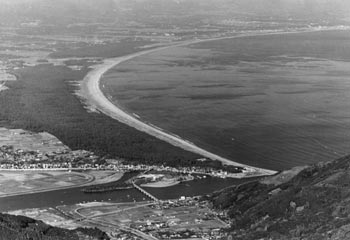 昭和５８年１月、東串良町の備蓄基地建設予定地。紙面は「志布志湾国家石油備蓄基地建設がことしから本格的に始動。五十八年度内の早い着工をめざす」と報じている。