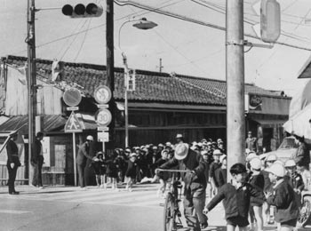 昭和４８年２月、西之表市池田三文字に設置された交通信号機。紙面によると「種子・屋久の３カ所に初めて信号機が設置された。西之表市の池田三文字では榕城小学校の児童が横断の仕方を勉強し練習した」と報じている。