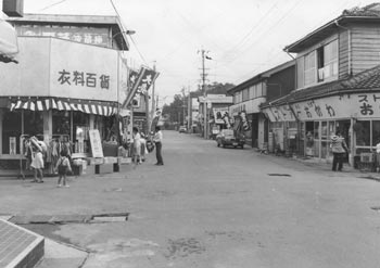 昭和５６年１１月、西之表市の鴨女町通り。当時の紙面では「市街地南部の商業地として発展。商工業者が結束して鴨女町通り会をつくり、街づくりに協力し合っている。合同売り出しや歩行者天国の実現なども計画している」と紹介している。