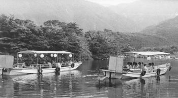 昭和５７年５月、宮之浦川で夏の風物詩「流れ船」始まる。紙面では「八重岳おろしに涼をとりながら、川下りを楽しむ流れ船は宮之浦川、安房川で行われる。まだ肌寒い中いち早く参加した観光客らは、ビール片手に夏の宵（よい）の風情を味わっていた」と紹介している。