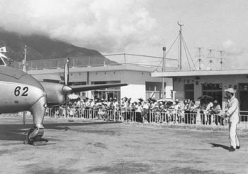 昭和３８年７月２３日、屋久島空港の開港式があった。紙面によると「鹿児島市の鴨池小児童から小瀬田小児童に送られた作文の披露があり、永田中や一湊小鼓笛隊の演奏も加わり、町をあげて空港完成を祝った。ターミナルビルなど施設建設は５年をかけ完成。東亜・富士両航空会社による定期便は７月１日から運航を始めている」と報じている。