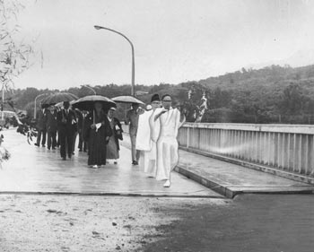昭和４３年１２月４日、屋久島一周道路のネックになっていた宮之浦大橋が完成。当時の紙面は「島最大の宮之浦川を渡す長さ１５０メートルの鉄筋コンクリート橋が完成し、２日渡り初めが行われた。これまでの橋には歩道が無く、歩行者が危険な目にあっていたが、新橋には両側に１．５メートルの歩道が整備された」と報じている。
