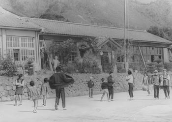 昭和４７年２月１７日、３月いっぱいで閉校する栗生小学校城下分校。紙面では「新学期から閉校し、在校生２４人のうち６人が本校の栗生小に、１８人が隣の八幡小へ編入される。児童らは遠距離通学となるため、バスの定期券を無償で渡す。分校跡は公民館として利用することが決まり、記念碑の建立を計画している」と報じている。