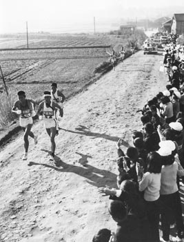 第2日、トップグループのせり合いに声援をおくる小学生＝昭和40年2月19日、金峰橋