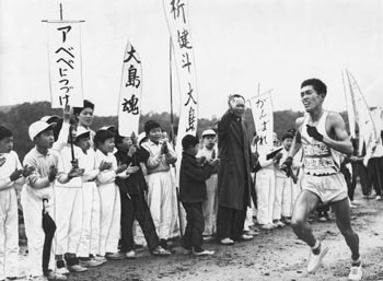 第3日、アベベにつづけ　快走する船迫選手（日置）＝昭和40年2月20日、南瀬小前
