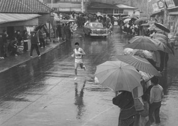 第3日、雨の中力走をみせる谷口選手（出水）＝昭和41年2月20日、牧園町中継所