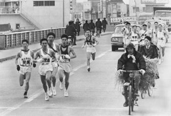 第3日、一団となって太平橋を走破する選手団＝昭和42年2月20日、旧川内市