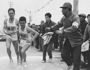 第4日、にいさんごくろうさん、あとは引き受けた（曽於の田畑兄弟）＝昭和42年2月21日、末吉中継所