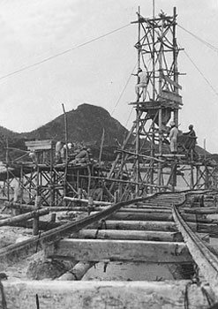 昭和４１年１月、建設が進む宝島の前篭港。紙面によると「『１０年後には船便、飛行便の改善で、朝鹿児島を出て、中之島、宝島で釣りや温泉を楽しむ１泊２日旅行ができるようになる』というビジョンが十島村役場でまとまり、“楽しいビジョン”に向けた計画が進んでいる」と伝えている。