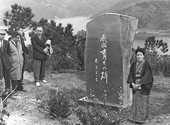 昭和３９年１月１５日、奄美の新民謡「島育ち」のブームで名瀬市椀入り口赤崎に記念碑建立。当時の紙面では「『島育ち』は昭和１４年、有川邦彦作詞・三界稔作曲で、奄美の地元で愛唱されてきた。３７年、歌手田端義夫がレコード化して全国に知られるようになった。関係者らが完成を祝い、近々除幕式を行う予定」と報じている。