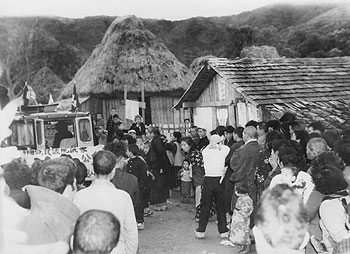 昭和２９年２月、占領下からの復帰がなり、奄美大島では衆院選挙、県議選、旧名瀬市長選、同市議選、和泊町長選と五重の選挙が行われた。当時の紙面では「島の春はさながら選挙狂奏曲たけなわ。日本復帰から正月とめでたいこと続きで、島の子どもたちは選挙もお祭り騒ぎのよう。街頭演説のまわりには大人にまじって子どもの姿も多く、『日本復帰』の香りを満喫させてくれている」と紹介している。
