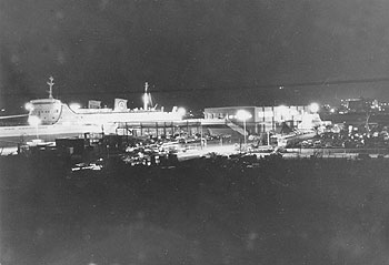昭和５３年５月２９日、定期旅客船が早朝や夜間に発着する名瀬新港は周辺の照明が不十分。紙面では「読者の投稿をもとに、名瀬新港の周辺を取材。照明不足や道路案内も十分でないために、観光的にも、また防犯上も問題がある。県大島支庁では今後、駐車場など中心に４基の照明機を新設する計画だ」と報じている。