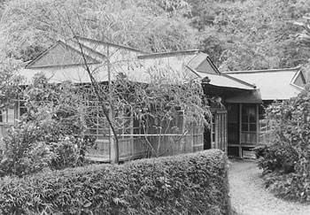 昭和４４年１１月２８日、「南島雑話」を書いた薩摩藩士・名越左源太の住んだ屋敷。紙面によると「有名な“お由羅騒動”に連座して流刑された名越左源太は、奄美・小宿に住んでいた漢方医・藤由起（とゆき）の屋敷に５年も暮らした。現在の小宿小学校に隣接する場所で、広い庭には美しい竹垣やリュウキュウ松の古木が当時を忍ばせる。家屋は老朽化したため改築されたが、名越の書などが保存されている」と紹介している。