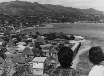 昭和４２年４月７日、「南海の別天地」徳之島のかやぶき屋根の集落・母間（ぼま）。紙面では「空港から山（さん）までの道すがら、ソテツやガジュマル、曲がりくねったアダンなどの亜熱帯の木々が生い茂る。島の東、母間海岸に広がる集落には昔ながらのかやぶき屋根の家々が並ぶ。そのほか風葬跡（秋利神川）、３月末から海水浴のできる山（さん）海岸、絶景の金見崎など見所は多い」などと紹介している。