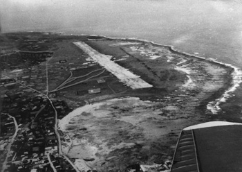 昭和３４年８月１日、完成し一番機の飛来を待つ喜界飛行場。当時の紙面によると「１日開設予定だったが、東亜航空の飛行機機材の都合で鹿児島路線開設は今月１０日ごろになる見通し。滑走路は長さ１２００メートルが１本。不定期便の予定だが、いづれ大島本島への空路開設も期待できる」などと報じていた。