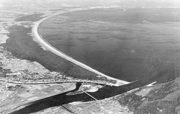 昭和５９年８月、石油備蓄基地建設予定の志布志湾。当時の紙面は「鹿児島県から提出されていた国家石油備蓄基地建設にかかわる志布志湾埋め立て免許の申請を運輸大臣が認可。来月中には第三セクターも設立される見通しで、石油基地問題が計画１３年でようやく建設がスタートする運びとなった。しかし、反対派住民らの抵抗も強まりそうだ」と報じている。