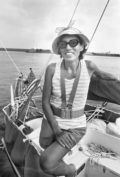 昭和５９年７月２５日、米国人日系二世のアリス・オツジ・ヘイガーさんがヨットによる単独太平洋無寄港横断に成功し、２カ月半かけて鹿児島に到着。当時の紙面には「アリスさんの両親は鹿児島出身で、いわば薩摩“オゴジョ二世”。挑戦１度目はハワイで断念。２度目となった今年５月８日、サンフランシスコ港を『ガンバリ号』（長さ約８メートル）で出港し、７７日目に屋久島沖に到着。７月２４日、夢に見た両親のふるさと、鹿児島に上陸を果たした」などと紹介している。