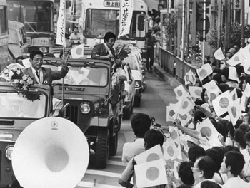 昭和５９年８月１７日、ロス五輪レスリングで金メダルを獲得した宮原厚次選手、銀メダルを取った江藤正基選手（鹿児島市出身）が帰国、鹿児島市でがい旋パレード。当時の紙面によると「自衛隊体育学校所属の両選手は国分駐屯地のジープ２台に分乗し、西鹿児島駅前を出発。沿道に詰めかけた市民らは日の丸の小旗を振って『おめでとう』『よくやった』と祝福した。宮原、江藤両選手はメダルを掲げてこたえ、群がる子供とも握手、メダルにさわらせる一幕もあった」などと紹介している。