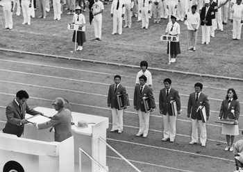 昭和５９年９月２３日、ロス五輪メダリストら郷土出身の６人を表彰。当時の紙面によると「五輪入賞者は、レスリング・グレコ５２キロ級金メダルの宮原厚次、同フリー５７キロ級銀メダルの江藤正基、同フリー６８キロ級４位の上村政和、重量挙げ５２キロ級５位の宮下日出海、カヌー８位の福里修誠、そして新体操８位の山崎浩子の６選手。６人はオリンピック開会式用の赤いブレザーで出席し、会場から祝福をあびた。郷土の入賞者が勢ぞろいしたのは初めて」と報じていた。