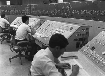 昭和５４年９月、日豊本線電化開業にともない増設されたＣＴＣ（列車集中制御装置）。紙面によると「最新の電子技術でポイント、信号機を遠隔操作するシステムを導入し安全性の向上を図った。電化により宮崎－西鹿児島駅間は１５分ほど時間短縮され、動力のコストも半分近くに減る」と伝えられている。