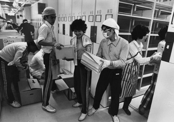 昭和５４年１１月、県立図書館の“大型引っ越し作戦”が本格化。当時の紙面によると「特別注文の段ボール１万個が山と積み上げられ、職員らは３２万冊と言われる蔵書の箱詰め作業にてんてこ舞の毎日。本のあまりの重さに、ギックリ腰になる職員も出るなど、５２年ぶりの転居はなかなかハードなようだ」と伝えられている。