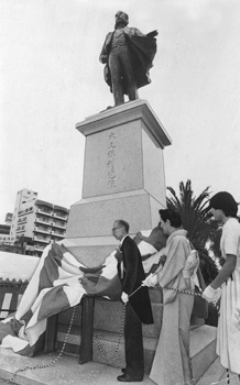 昭和５４年９月、鹿児島市甲突川ほとりのライオンズ広場で大久保利通像除幕式が行われた。当時の紙面は「西南戦争の“敵役”大久保さんにとっては一世紀たってようやく実現した永遠の里帰り。除幕式には遺族や関係者ら２５０人が参列し、紅白の幕が落ち黒光りする像が姿を現した瞬間、盛んな拍手。熱心な大久保ファンは『西郷さんと大久保さんは一対。故郷に帰られて対になられましたな』と熱烈祝賀」と伝えている。
