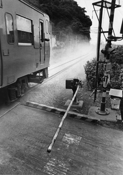 昭和６０年７月２６日、桜島の降灰で鹿児島市の日豊本線踏切３カ所で警報機と遮断機が誤作動。当時の紙面では「日豊本線の下鳥越、上鳥越凌踏切が警報機が鳴りっぱなしになった。また諏訪踏切の遮断機は降灰のため上がらなくなった。線路に灰がつもり、車輪との間に絶縁状態が起き電流が流れず、誤作動をおこしたらしい」と伝えている。