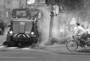昭和６０年６月１７日、カラ梅雨で降灰続き、鹿児島市内では散水車やロードスイーパーがフル回転した。当時の紙面は「連日の噴火で鹿児島地方は、巻き上げられた灰でモウモウ地獄。国、県、市のロードスイーパー１３台、散水車１４台が出動した。市街地ではまきあげられた灰に市民も苦い顔。雨も降らないのに傘が手放せない状況」などと報じていた。