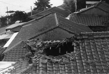 昭和６０年７月７日、桜島南岳の爆発で多量の噴石が鹿児島市有村地区に降り、噴石の一つが集落の木造小屋を直撃、屋根や天井と二階の床までぶち抜いて地中にめりこんだ。当時の紙面では「噴石は推定で直径１メートル前後。幸いけが人などはなかったが、隣接して住家などもあり、少しそれれば惨事になるところだった。屋根には約２メートル四方の穴があき、太いはりなどもへし折られていた。噴石の熱で小屋の一部が焼けた」などと報じている。