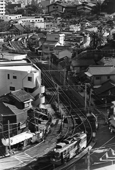 昭和６０年９月、昔ながらの町並みをぬうように走る市電上町線。当時の紙面では「ゆうゆうと走る市電に愛着を感じ、生活に欠かせない足として利用する市民は多い。上町線沿線は歴史のあとを残す風情のある町並み。電車が間をぬって走る風景は捨てがたい」などと伝えている。