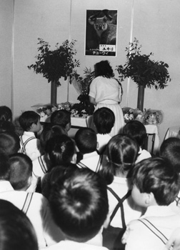 昭和６０年１０月７日、急死した雌コアラ「ユカリ（英語名・チューイ）」のお別れ式が鹿児島市の平川動物公園であった。当時の紙面によると「ストレス症候群のため１０月３日に急死したユカリは１歳１１カ月、日本名がついたばかりだった。同園のコアラ舎入り口に祭壇が設けられ、近くの幼稚園児や関係者など８０人が参列してお別れ式が行われた。園児代表のお別れの言葉や弔辞などあり、菊の花をささげてユカリのめい福を祈った」という。