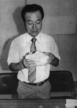 昭和６０年７月２６日、菱刈鉱山が金鉱石４０トンを２５日初出鉱、金鉱石を満載して坑道を出るダンプ。当時の紙面に「探鉱調査のボーリング以来４年目にして初めて出鉱した。神事のあと、それぞれの坑道口のクス玉が割られ、鉱石を満載した１３トンダンプ６台が次々とあわらわれた。当面は１日に３０トン出鉱する計画で、８月下旬には専用運搬船で加治木港から、精錬所のある愛媛県新居浜市へ運ばれる」と紹介していた。