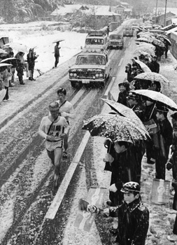 昭和４３年２月２２日、２１日の県下一周駅伝最終日は雪に見舞われ、垂水市牛根付近で降りしきる雪の中をひた走る選手たち。当時の紙面では「天候の番狂わせが最終日に起きた。一面の銀世界に、最終レースは心配された。（中略）だが沿道には、この天気に関係なく、声援する住民がずらり。カサをさした小学生の列、外とう姿の自衛隊員、オーバーやネンネコ姿の主婦－雪の大隅路は意外ににぎやかだった」などと紹介していた。