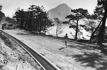 昭和４５年２月１５日、県下一周駅伝第１日目は２年後の日本復帰が決まった沖縄が参加、南薩路の声援もひときわ大きく。当時の紙面は「早春の日ざしの中を１３人の選手が一斉に飛び出した。（中略）初めて道路左側を走る沖縄選手も第２集団で熱戦を繰り広げ、レースを盛りあげた。沿道の人がきは全部沖縄の応援団のよう。『祖国復帰目ざしがんばれ』などと書いたのぼりを立て、割れるような拍手を浴びせて隣県チームを励ます」と伝えていた。