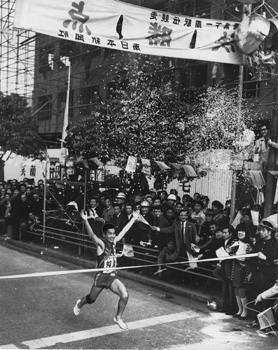 昭和４５年２月１８日、県下一周駅伝最終日は姶良がトップでゴール、念願の初優勝。当日の夕刊紙面では「優勝の行方はどたん場まで決まらず激戦となったが、姶良チームが各区間をよくがんばり、最終走者・谷口選手がトップで本社前（旧社屋・鹿児島市易居町）ゴールにとび込み（中略）初めての優勝が決まった。（中略）沖縄チームはこの日も力走を続けて２位でゴール、総合成績も６位となった。ざっと１万人の人がつめかけ、次々とゴールインする１３チームに拍手をおくった」と伝えている。