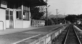昭和６０年１月、国鉄廃止対象に挙げられている宮之城線。当時の紙面では、国鉄樋脇駅は昭和元年に開設され、ちょうど還暦。宮之城線は６０年の間に静まりかえった。駅周辺は開通当時より人家が増えているのに、現在の乗降客は通学生が乗り降りする朝夕をのぞくとひっそりしたもの。レールをベニヤ板が風に鳴る駅舎からのぞくと、定年退職者の背中が見えてくる気がするなどと報じている。