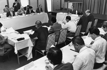昭和６０年７月１３日、国鉄の廃止対象路線になっている宮之城、山野、大隅、志布志の４線の鹿児島県の対策検討会議が１２日に最終会議。紙面では、廃止・転換へ向けた国鉄との交渉テーブルとなる協議会に、４線沿線の自治体がそろってつくことになった。今後は、住民の足を確保していく観点から４線ごとに申し入れるなどの３項目を確認、国鉄側に申し入れた、と報じている。