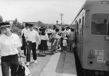 昭和６０年７月１３日、鹿県内の廃止対象路線となった４線沿線に不安広がる。当時の紙面は、宮之城、山野、大隅、志布志の４線は廃止・転換へ向かって敷かれたレールの上を走り始めた。『仕方がない』『残念』。沿線の住民は予期していたこととはいえ、現実のものとなってきた廃止にあきらめ、憤りをあらわにする。今後、学生や高齢者など鉄道に頼っていた住民の足はどうするのか。沿線に新たな不安が広がり始めているなどと伝えていた。