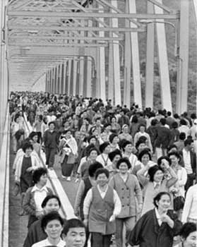 昭和４９年４月９日、黒之瀬戸大橋が開通し、３市町の三代夫婦２２組を先頭に両側から渡り初めした。「『離島から半島へ』という１万５０００長島住民の悲願成就を祝った」と紙面は伝えている。