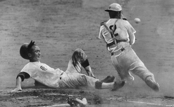 昭和４９年８月、夏の全国高校野球選手権第５日に登場した鹿児島実が１－０で佼成学園（西東京）に勝利。「一回表、鹿実２死二塁、森元の中前打で走者松元がホームイン。しり上がりに調子をあげる定岡投手が完封し、典型的な『カジツ野球』を見せた」と紙面は伝えている。