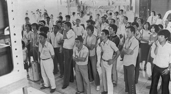 昭和４９年夏の全国高校野球、鹿児島実の試合をテレビで見守るファン。紙面によると「堂々ベスト８入りを決めた戦いぶりに、県民はテレビの前にクギ付け。鹿児島市天文館通りのアーケードでは、どの電気店の前にも人垣ができ、通りは閑散となった」と報じている。