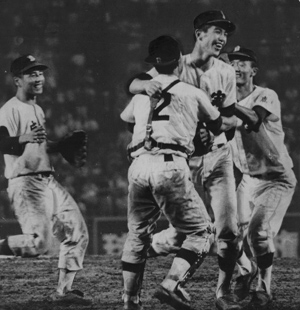 昭和４９年夏の全国高校野球選手権第９日、県勢初のベスト４進出を決め、尾堂捕手と抱き合って喜ぶ定岡投手（右から２人目）と駆け寄るナイン。紙面は「東海大相模との延長１５回の激闘の末、５－４で鹿実が勝利。気力で完投した定岡投手は、銚子商と並び優勝候補の双璧と見られた力の東海大相模打線をねじ伏せた」と報じている。
