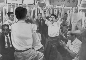 昭和４９年８月、全国高校野球の東海大相模戦勝利に沸く鹿児島実業高校の会議室。「勝利が決まった一瞬、会議室は興奮のるつぼ。留守を預かる先生たち１５人と卓球部員が２台のテレビ前で、抱き合い、万歳の繰り返し」と当時の様子を伝えている。