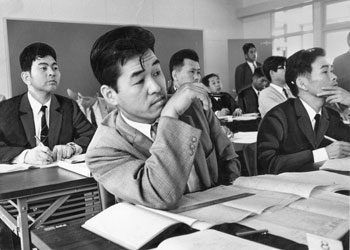 昭和４４年６月、県教育センターで行われた新任教頭の教育講座。「新任の教頭には、幹部としての厳しい職務心得が伝授された。どの先生も熱心に勉強。その真剣な表情はさすがに先生らしい」と紙面は報じている。